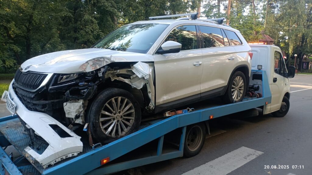 Профессиональная загрузка поврежденного автомобиля на платформу эвакуатора с помощью лебедки